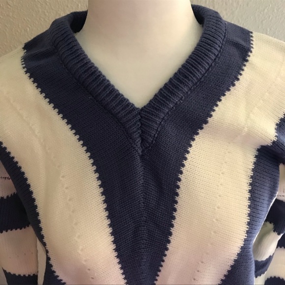 Soft Blue V-Neck Geometric Sweater - Picture 3 of 3
